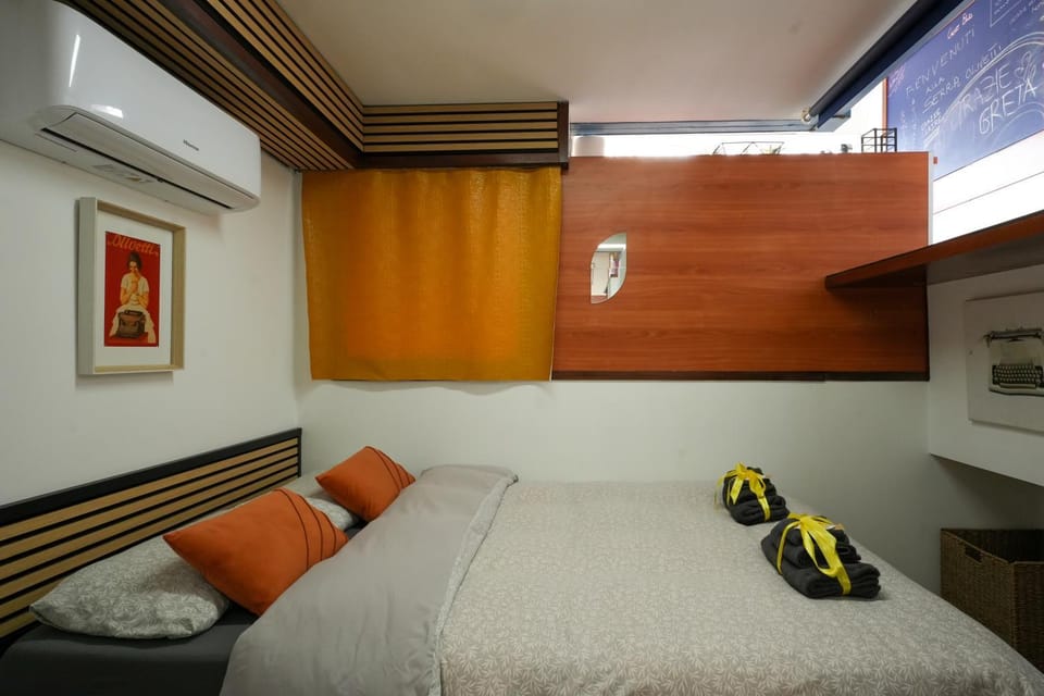 Bed, Photo of the whole room, Bedroom, air conditioner