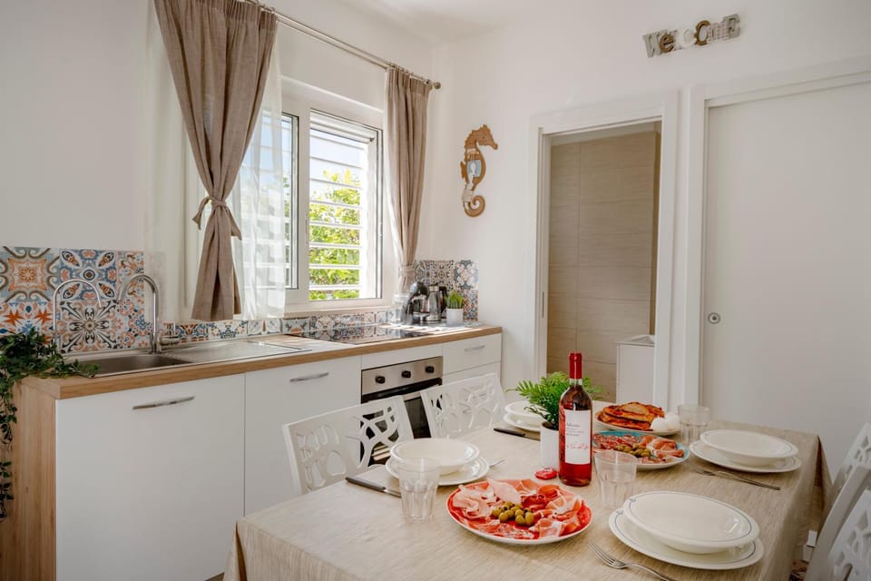 Kitchen or kitchenette, Food and drinks, Dining area