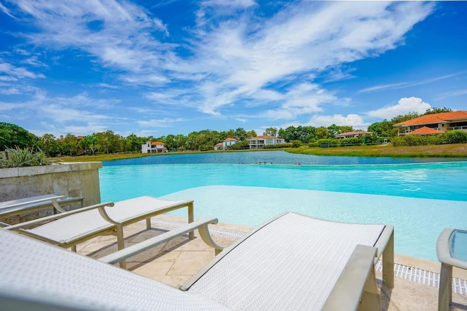 Swimming pool, sunbed