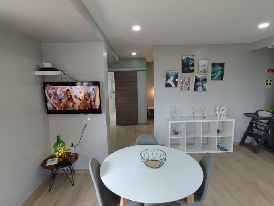 TV and multimedia, Kitchen or kitchenette, Living room, Seating area, Dining area