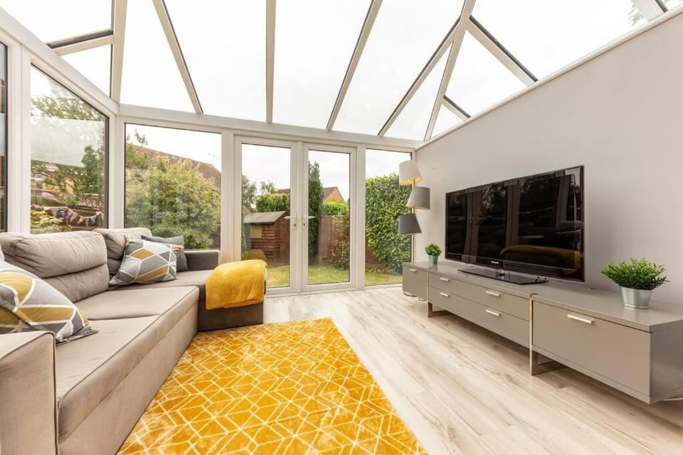 iStay Here Ltd - 1 Bed House with Wifi and Parking - An African Adventure House in Stevenage