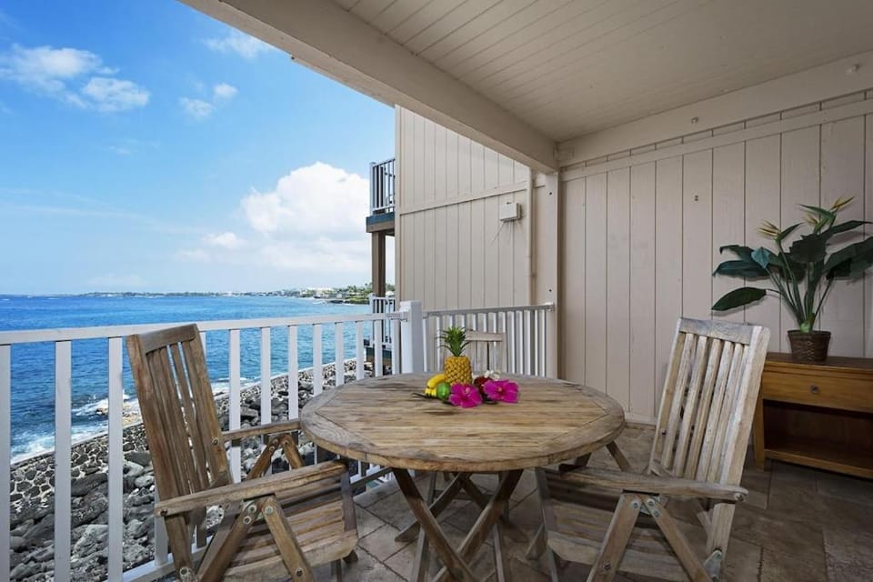 View (from property/room), Dining area, Sea view