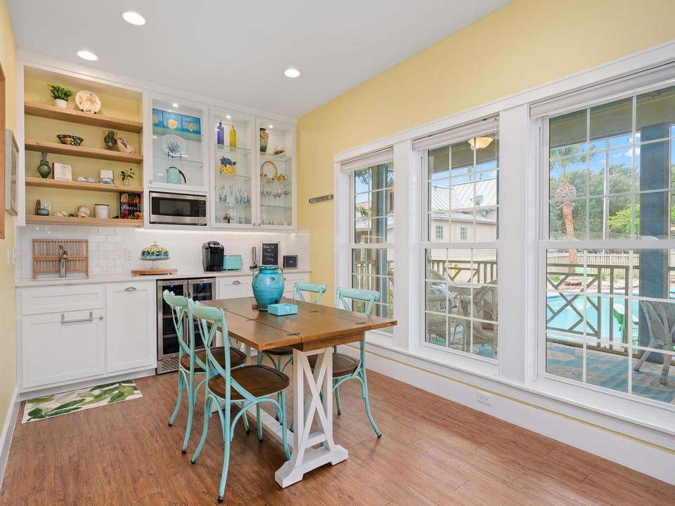 Coffee/tea facilities, Kitchen or kitchenette, Dining area, Pool view, Swimming pool, microwave