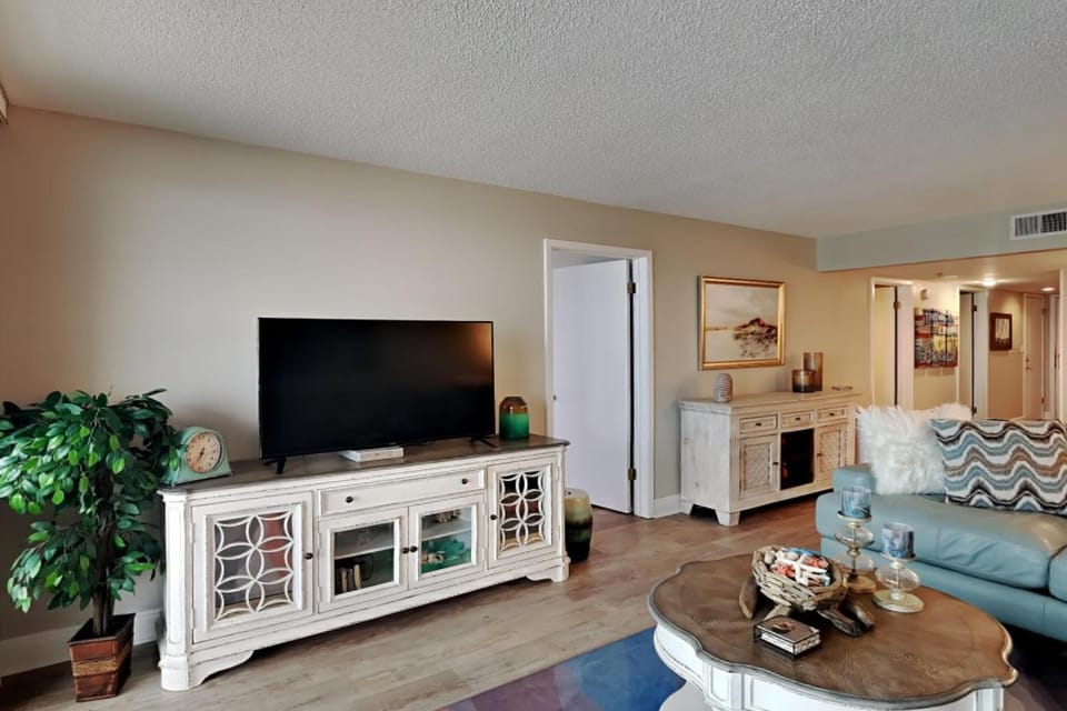 TV and multimedia, Living room, Seating area, furniture, air conditioner
