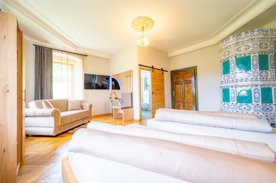 Bed, TV and multimedia, Living room, Photo of the whole room, Seating area, Bedroom