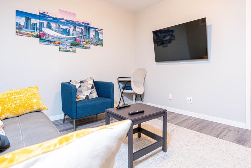Communal lounge/ TV room, TV and multimedia, Living room, Seating area, Evening entertainment