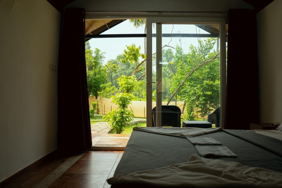 Bed, Garden, Photo of the whole room, Bedroom, Garden view, towels