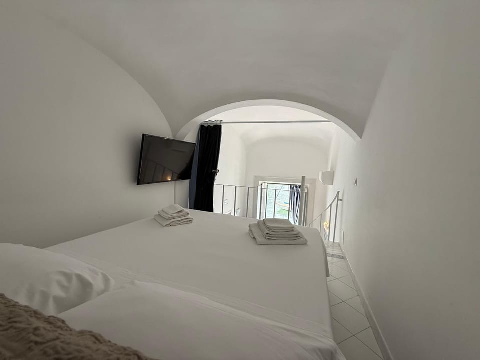 Bed, TV and multimedia, Photo of the whole room, Bedroom, towels