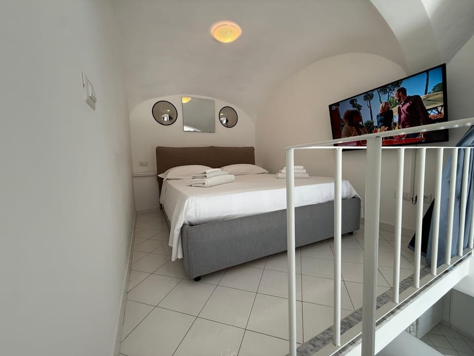 Bed, TV and multimedia, Photo of the whole room, Bedroom, towels