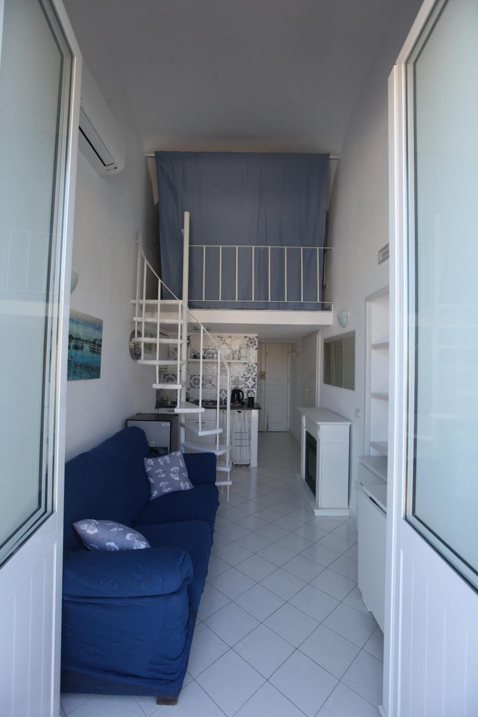 Bed, Kitchen or kitchenette, Living room, Photo of the whole room, Bedroom