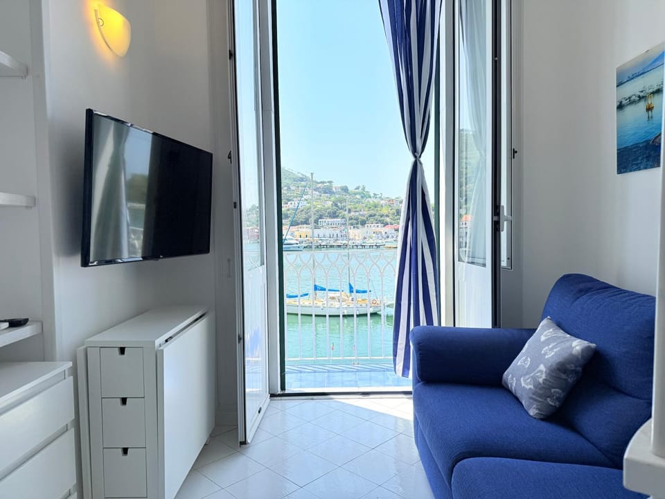 Natural landscape, TV and multimedia, Living room, Seating area, Evening entertainment, Sea view