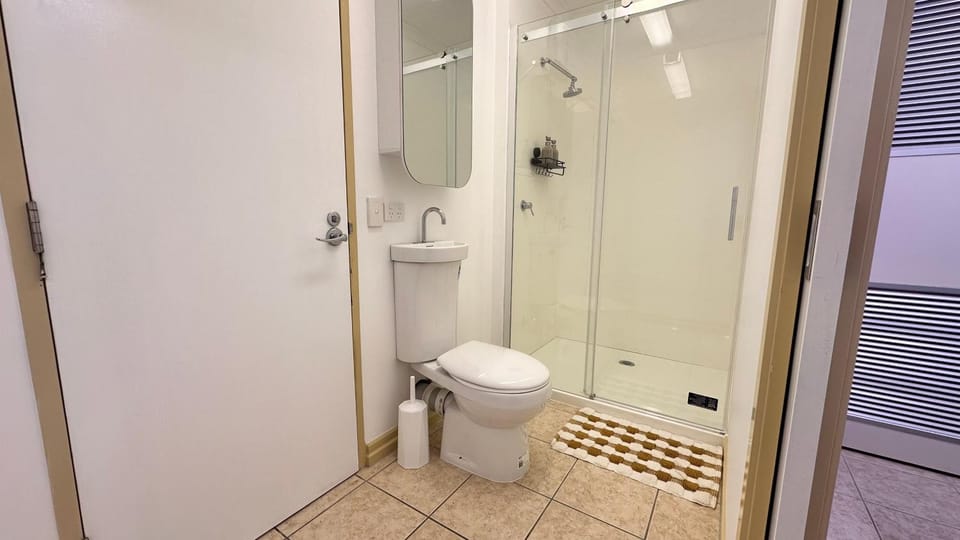Shower, Toilet