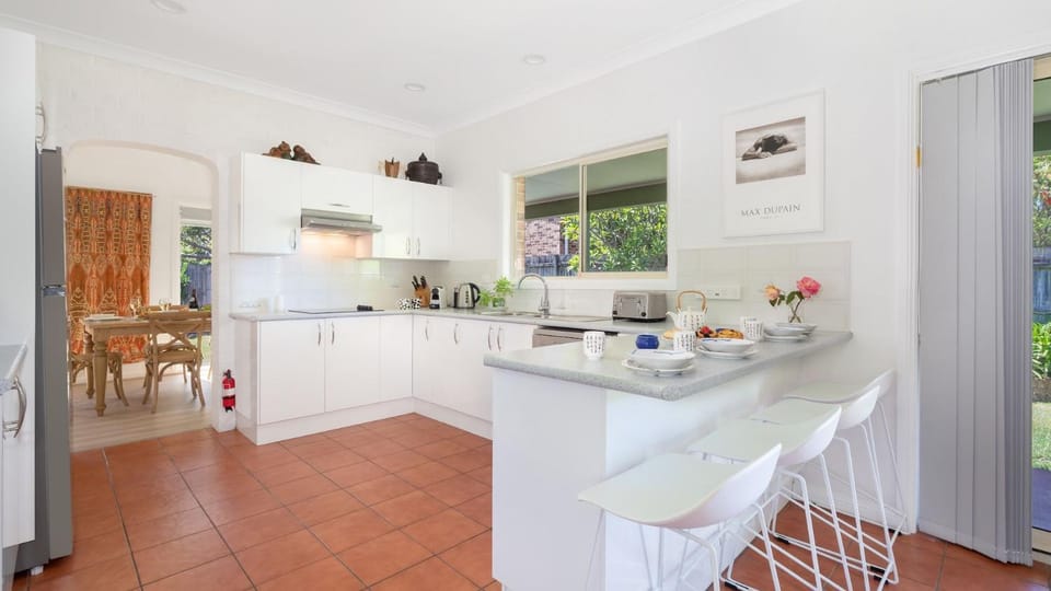 Coffee/tea facilities, dishwasher, oven, toaster, kitchen