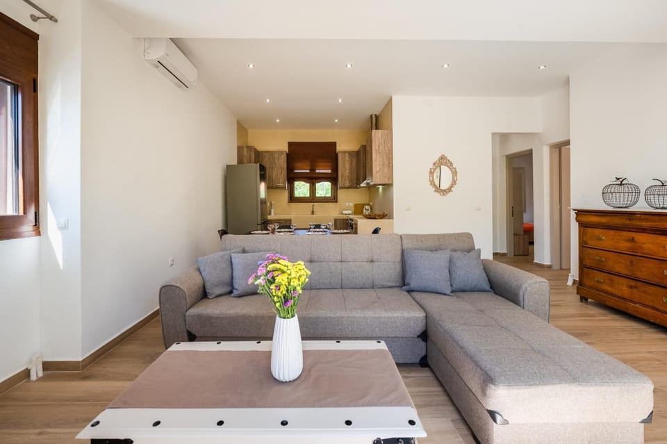 Kitchen or kitchenette, Seating area, Dining area