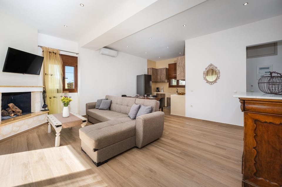 Communal lounge/ TV room, TV and multimedia, Living room