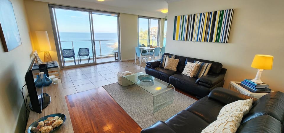 Natural landscape, TV and multimedia, Living room, Seating area, Evening entertainment, Sea view