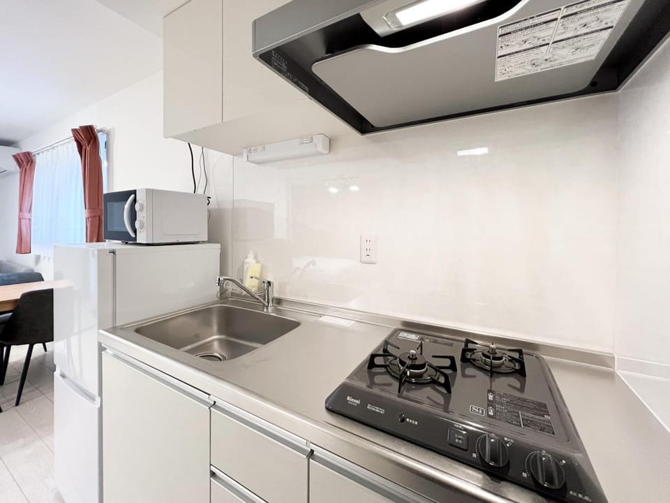 Kitchen or kitchenette, minibar