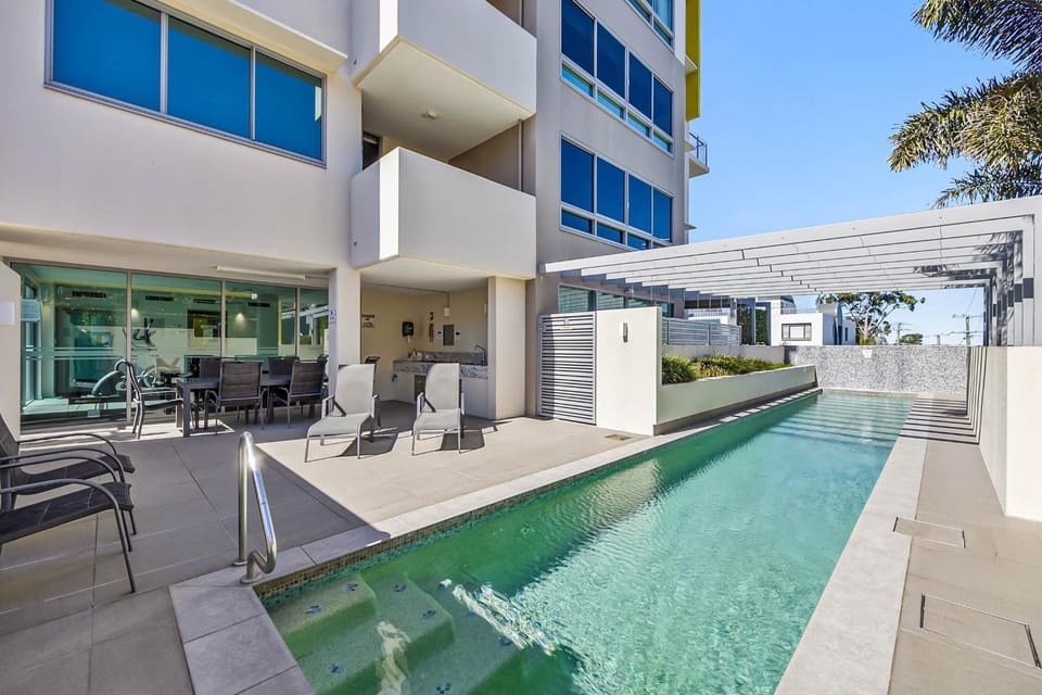 Swimming pool, sunbed