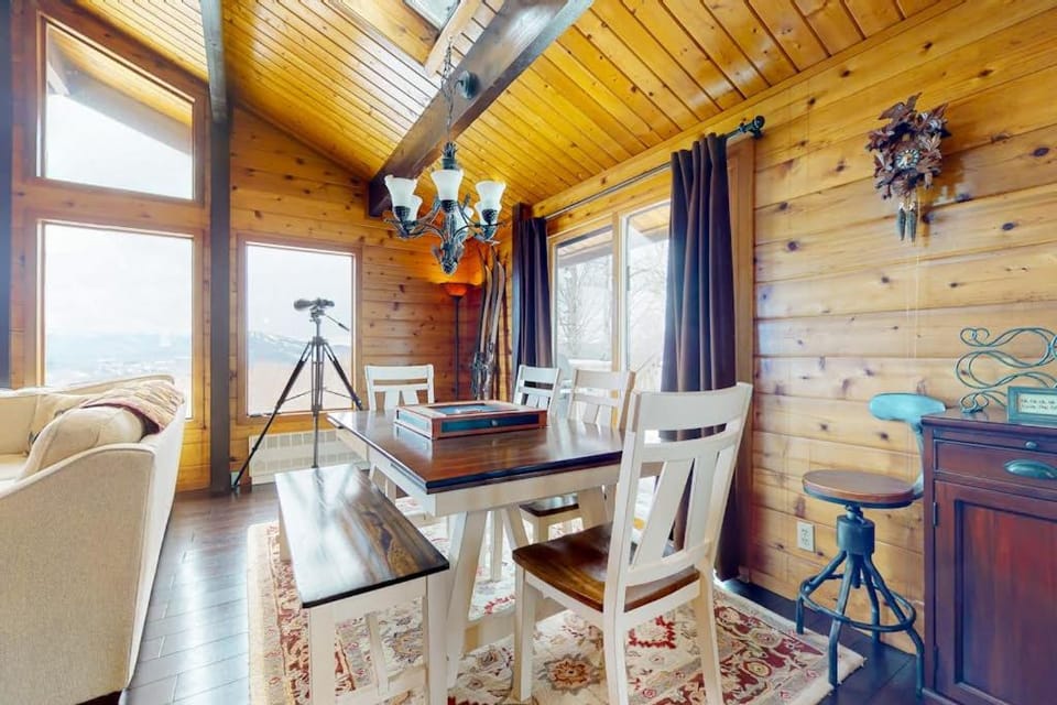 Mountain View Chalet House in Dover