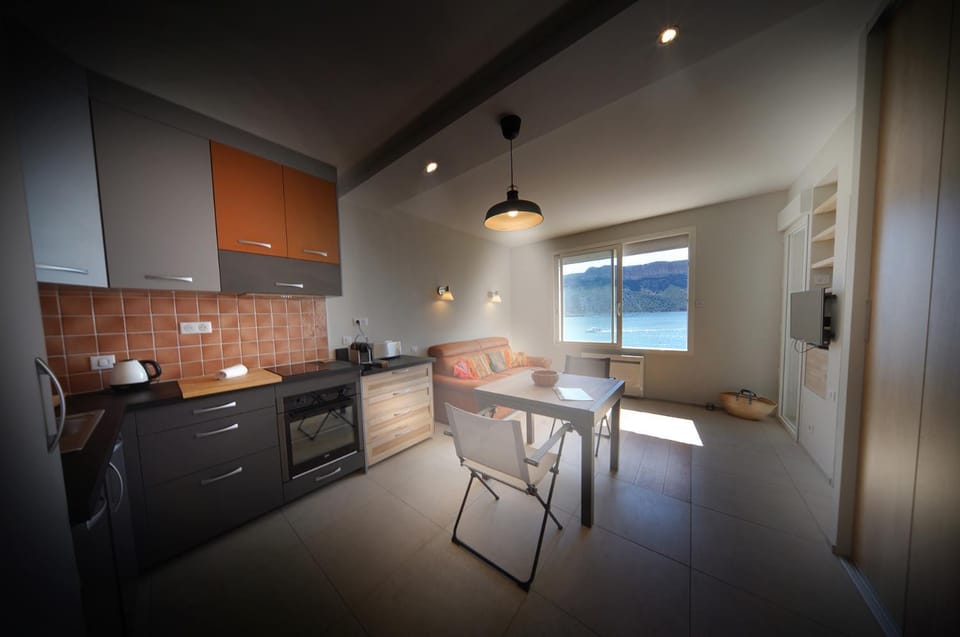 Kitchen or kitchenette, Dining area