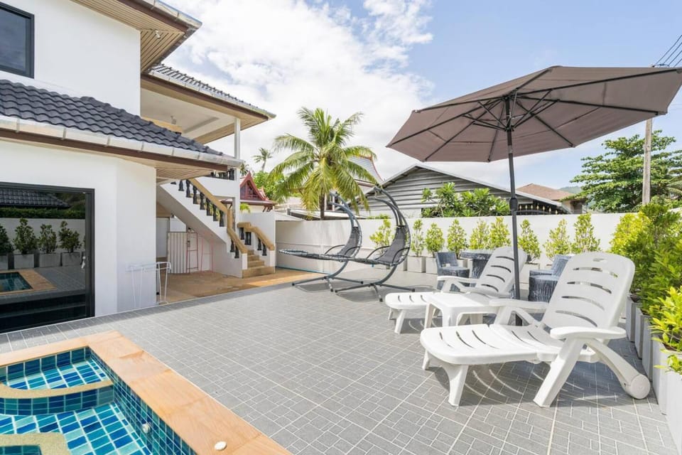 Property building, Day, Balcony/Terrace, Pool view, Swimming pool, sunbed