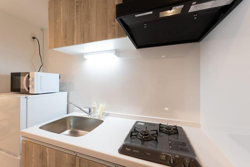 Kitchen or kitchenette, minibar, stove