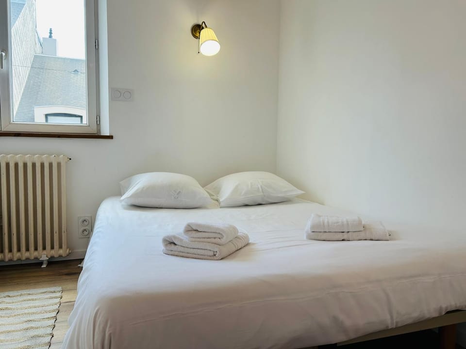 Bed, Photo of the whole room, Bedroom, internet, towels