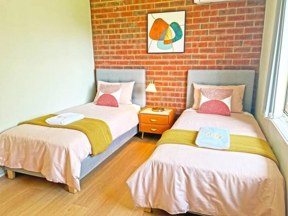 Pet-Friendly Retreat 2BR Ringwood Prime location House in Melbourne