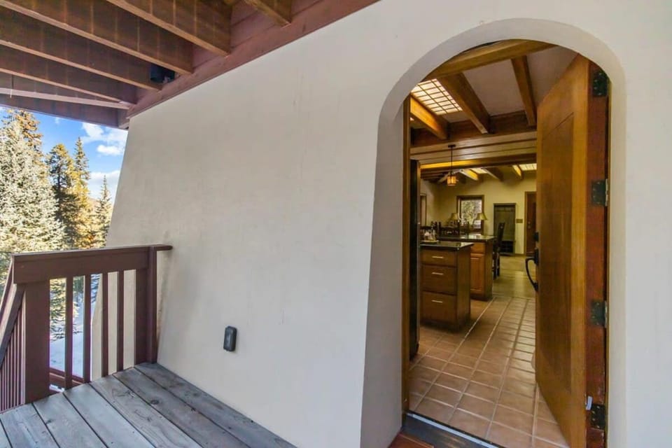 Charming 2BR Mountain Getaway Near Hiking Trails House in Summit County