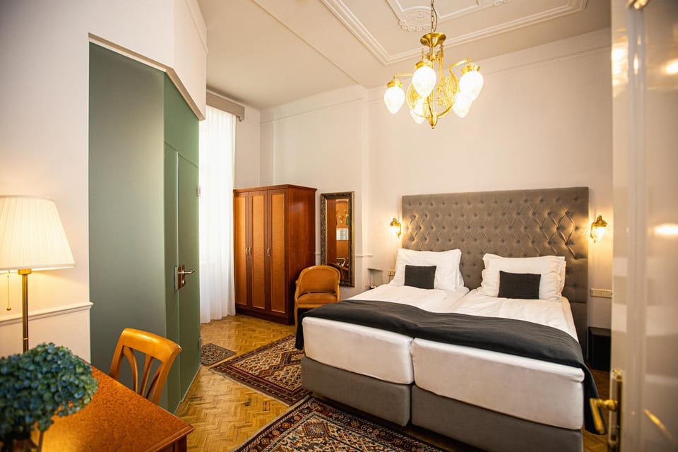 Bed, Photo of the whole room, Seating area, Bedroom