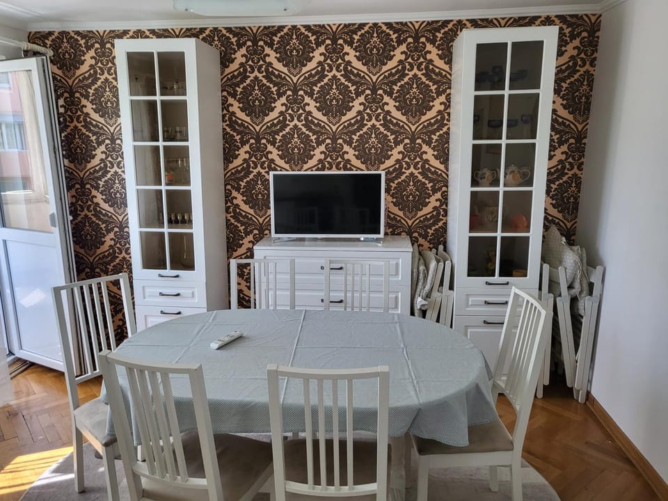 TV and multimedia, Seating area, Dining area