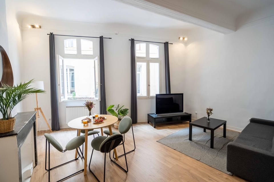 Communal lounge/ TV room, TV and multimedia, Living room, Seating area, Dining area