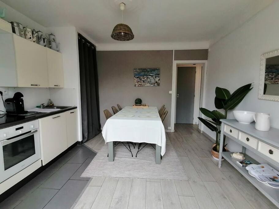 Dining area, minibar, pet friendly, stove