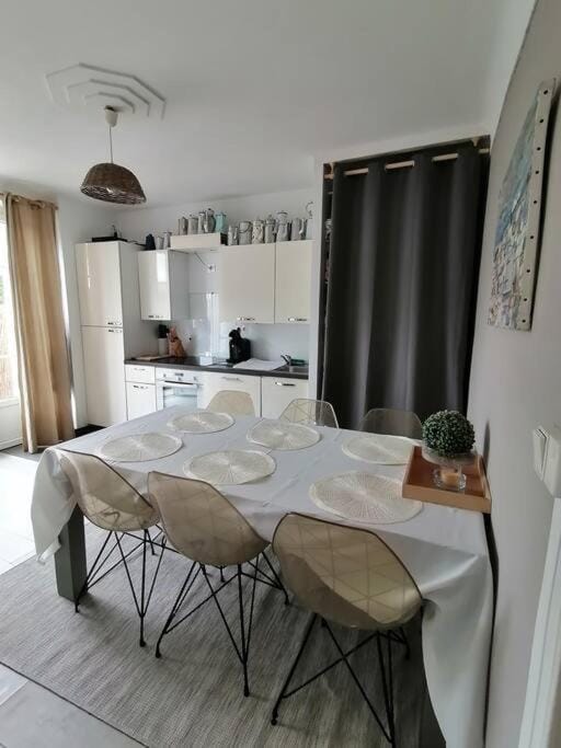 Seating area, Dining area