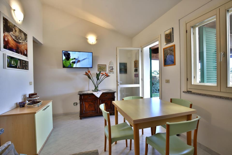 Restaurant/places to eat, Communal lounge/ TV room, Lounge or bar