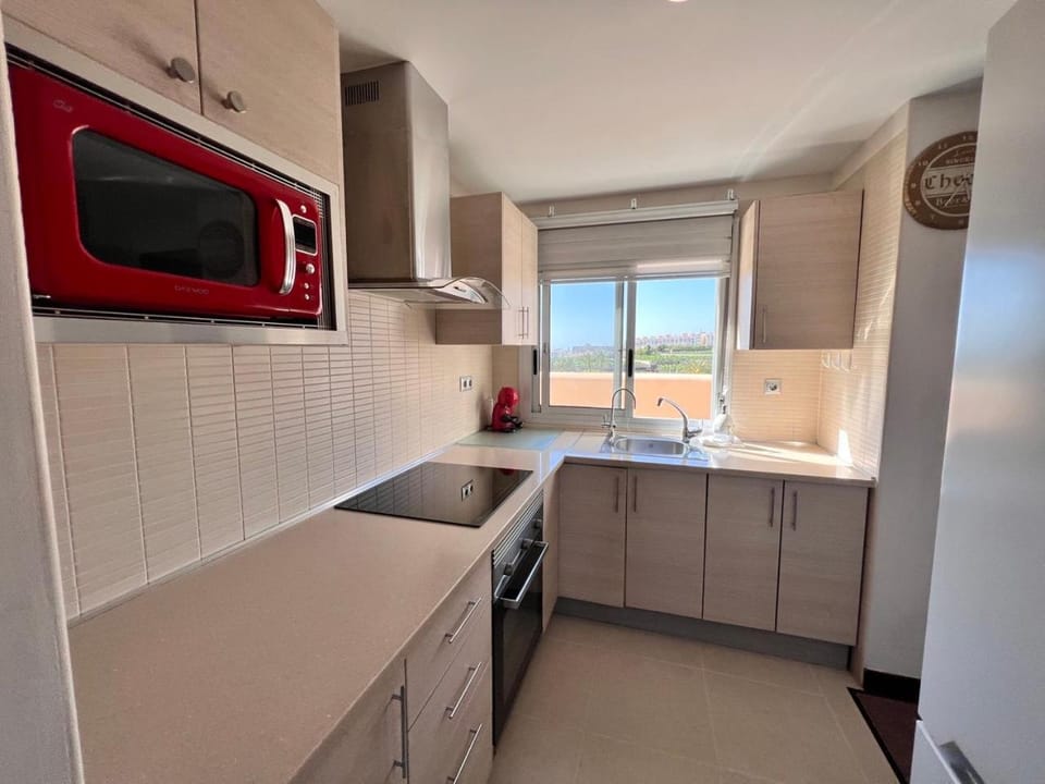 Kitchen or kitchenette, minibar, stove