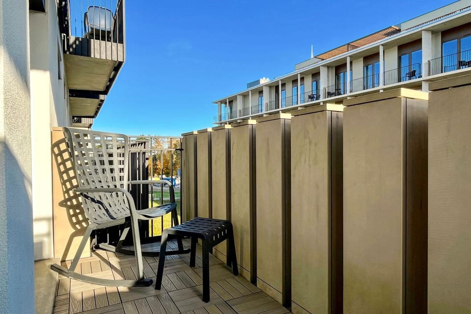 Property building, Day, Balcony/Terrace