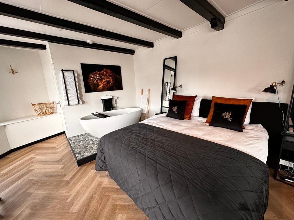 Bed, Photo of the whole room, Bedroom