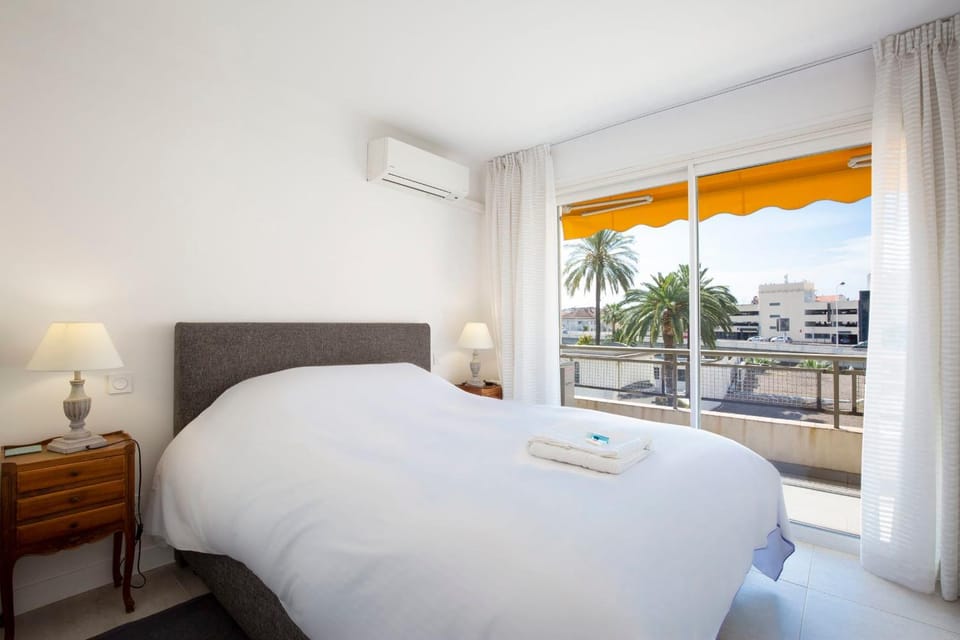 Bed, View (from property/room), Balcony/Terrace, Photo of the whole room, Bedroom, air conditioner