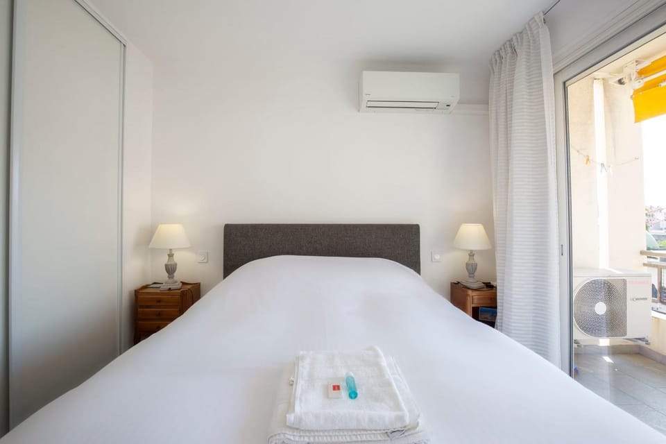 Bed, Photo of the whole room, Bedroom, towels, air conditioner