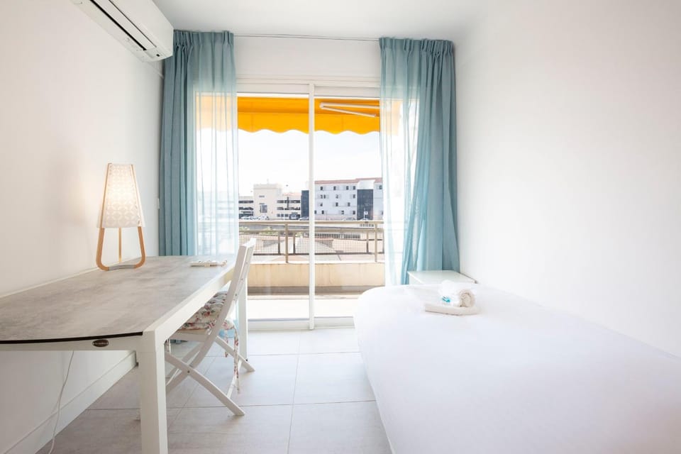 Bed, Balcony/Terrace, Photo of the whole room, Bedroom, air conditioner