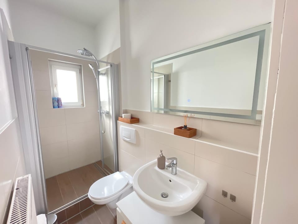 Shower, Toilet, Bathroom, towels