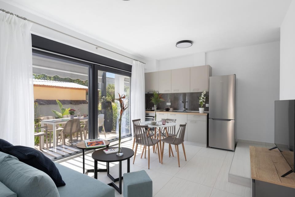 Kitchen or kitchenette, Seating area, Dining area