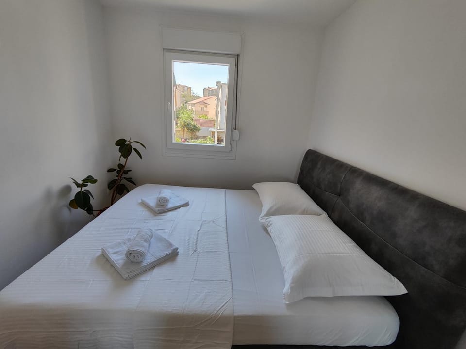 Bed, Bedroom, towels
