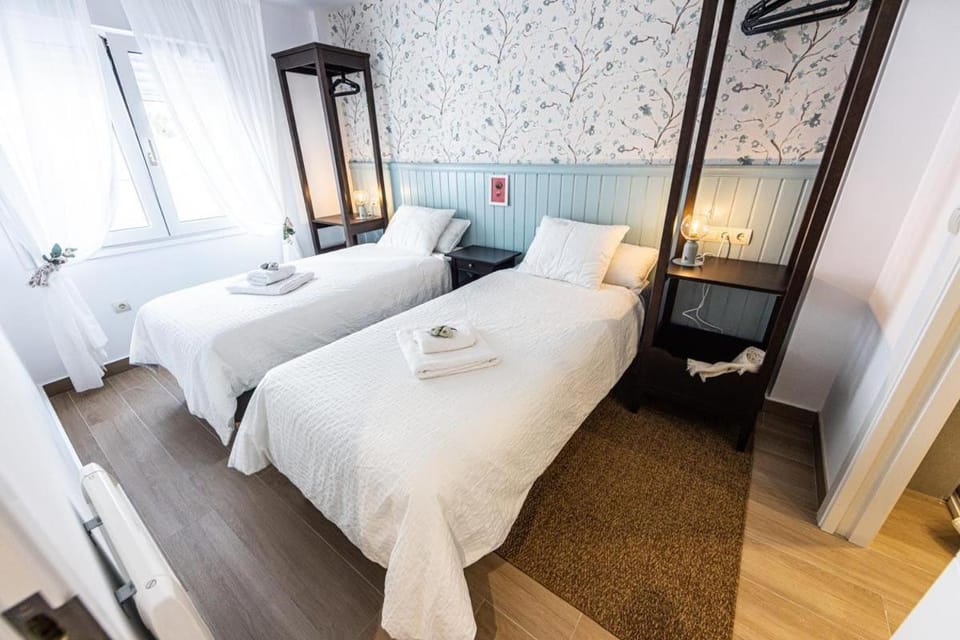 Bed, Photo of the whole room, Bedroom, internet