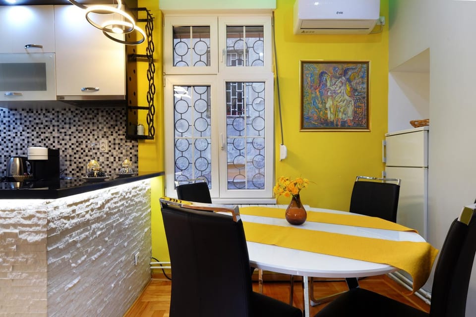 Kitchen or kitchenette, Dining area
