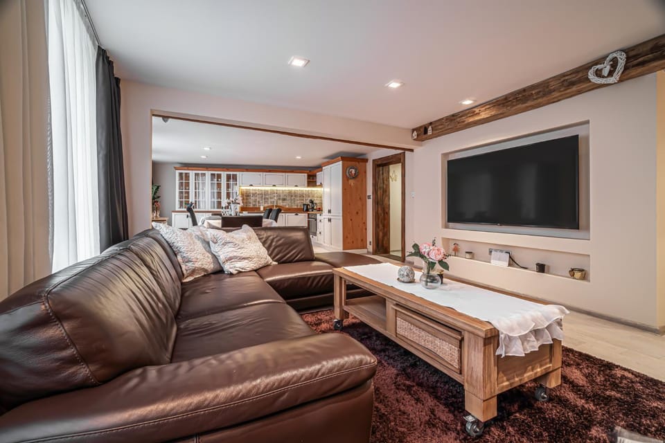 TV and multimedia, Kitchen or kitchenette, Living room