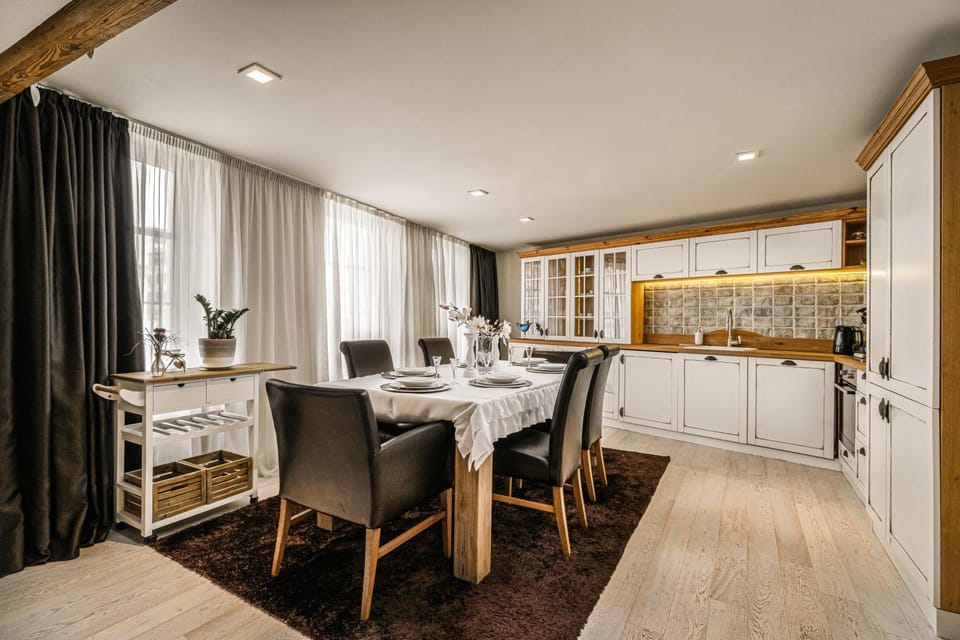 Kitchen or kitchenette, Dining area