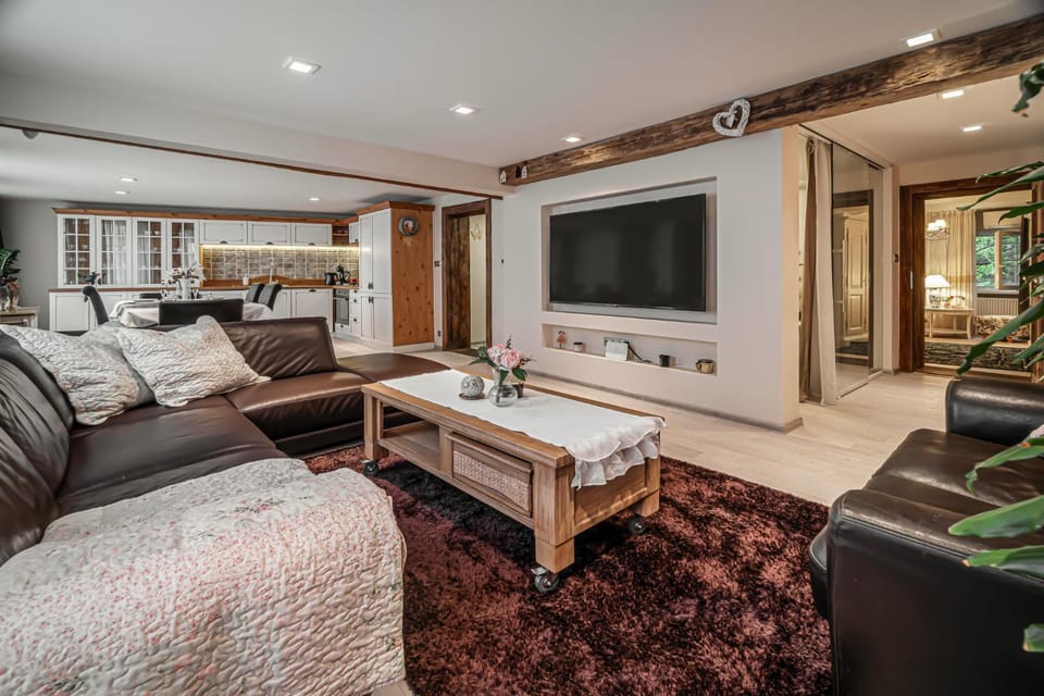 TV and multimedia, Living room, Seating area, Evening entertainment