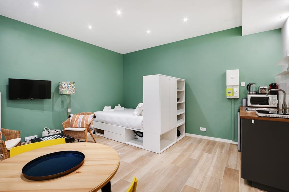 Bed, TV and multimedia, Coffee/tea facilities, Photo of the whole room, Seating area, Dining area, minibar, stove